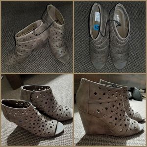 Womens open toe heel shoes, NWT